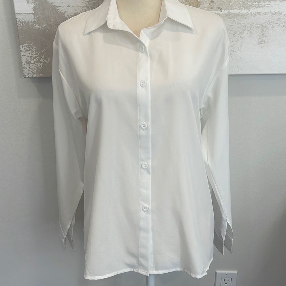 Womens Basic White Button Down Dress Shirt. - Size Small